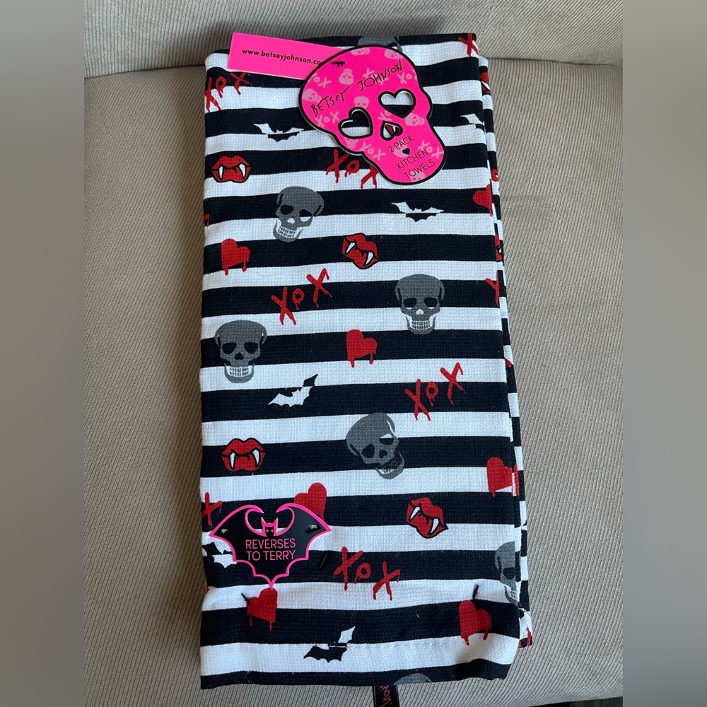 Betsey Johnson HALLOWEEN 2-Pack Kitchen Towels Skull Striped Reversible NWT